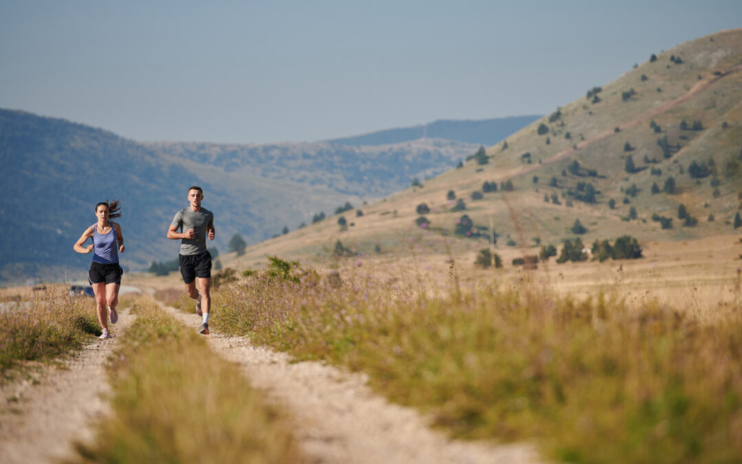 Biegi Trailowe: Kompletny Przewodnik po Przygotowaniu, Sprzęcie i Zasadach w Terenie